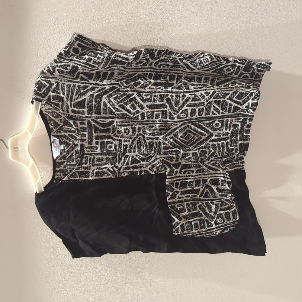You-Be wide cut top w/ single pocket. Sz S/M